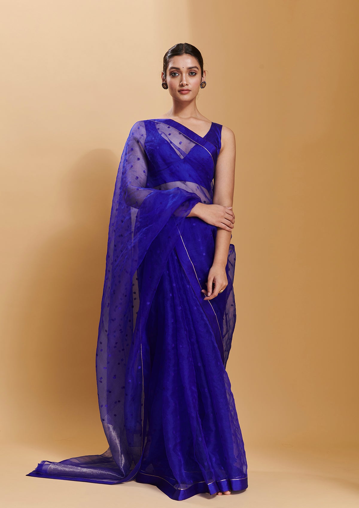 Blue handloom silk organza jamdani saree, from Surmaye. Adorned with all-over jamdani weave dots.