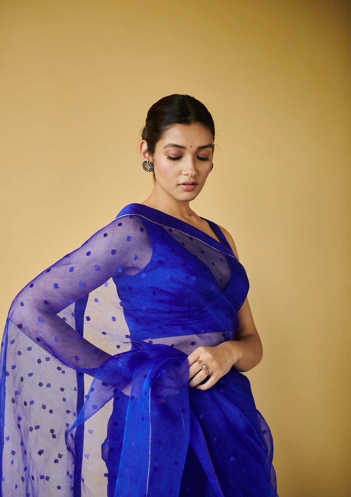 Blue handloom silk organza jamdani saree, from Surmaye. Adorned with all-over jamdani weave dots.