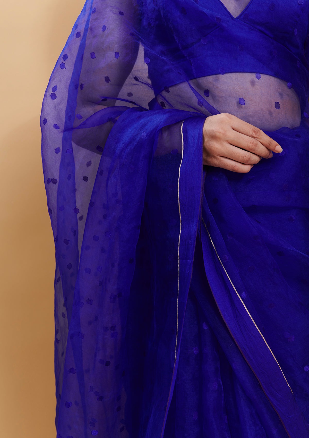 Blue handloom silk organza jamdani saree, from Surmaye. Adorned with all-over jamdani weave dots.