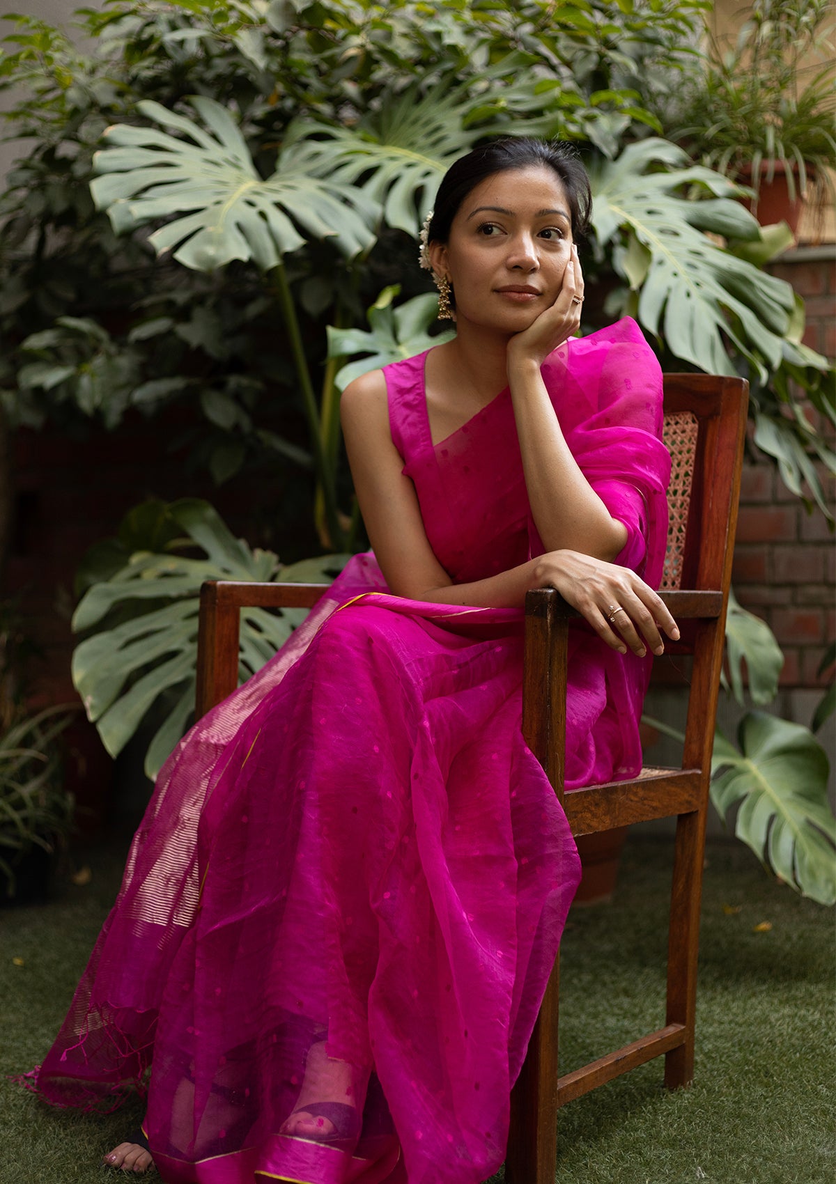 Jia Singh in a pink handloom silk organza jamdani saree, from Surmaye. Adorned with all-over jamdani weave dots. orned with all-over jamdani weave dots.