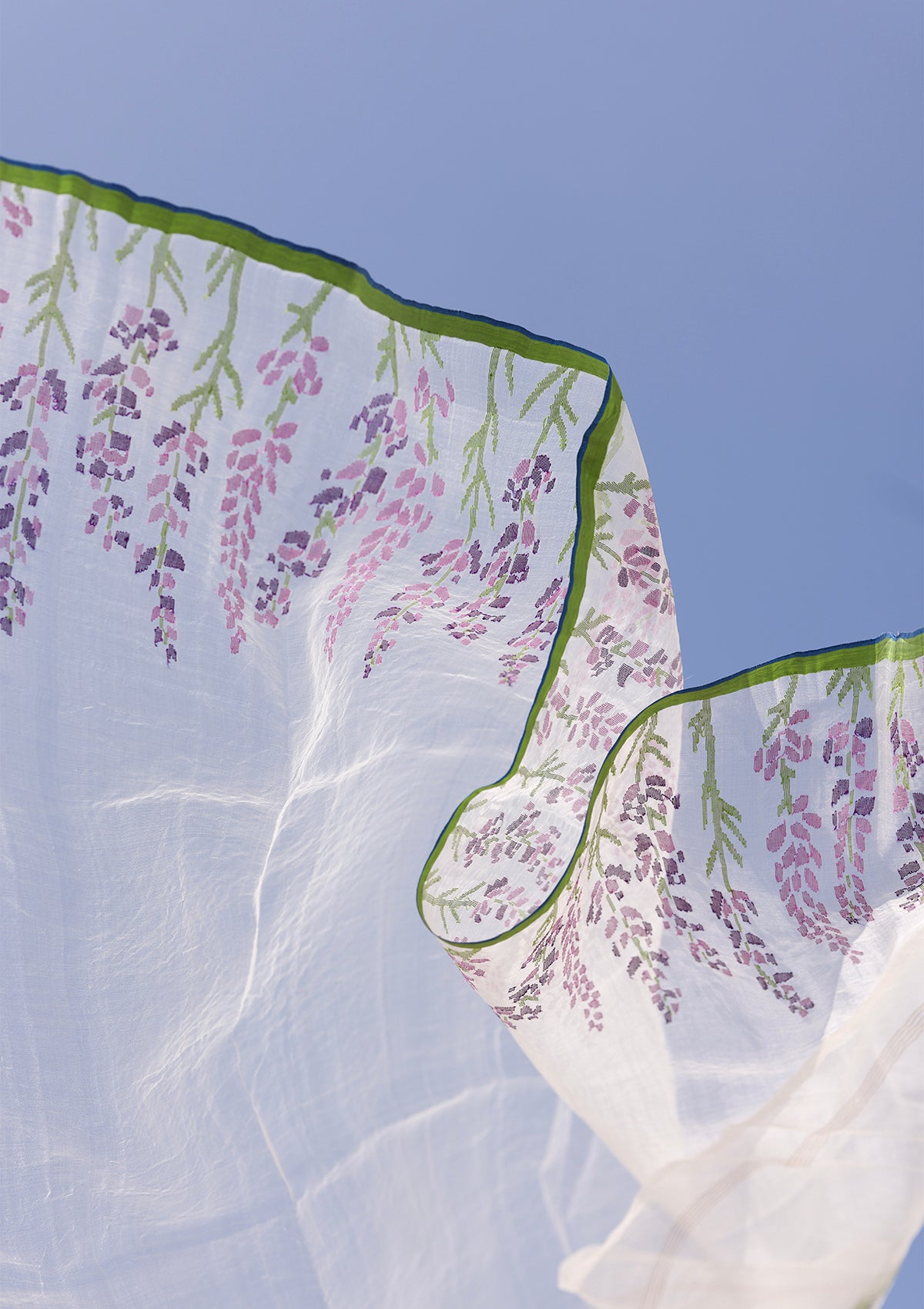 Handloom silk jamdani saree with weaved motifs of lavender flowers flying in air – Surmaye