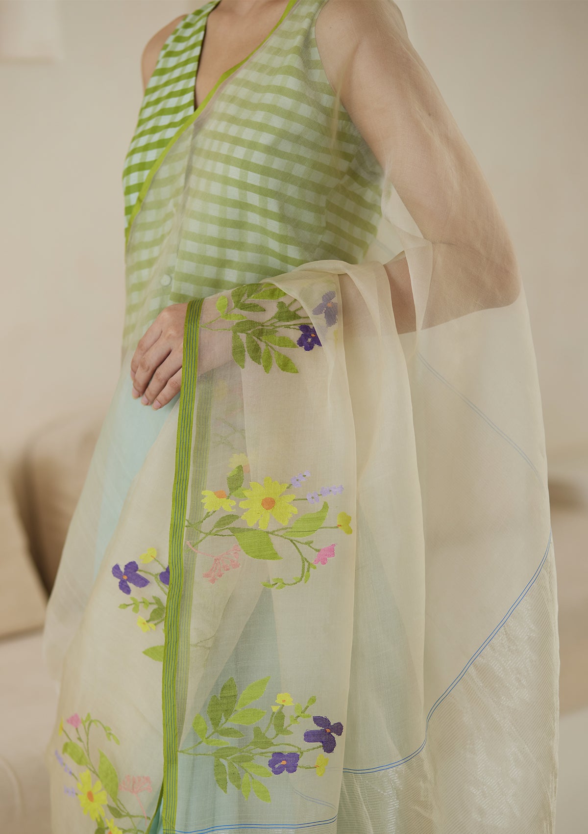 Handloom organza mulberry silk jamdani saree in seafoam and beige, from Surmaye. Close-up of intricate floral motifs