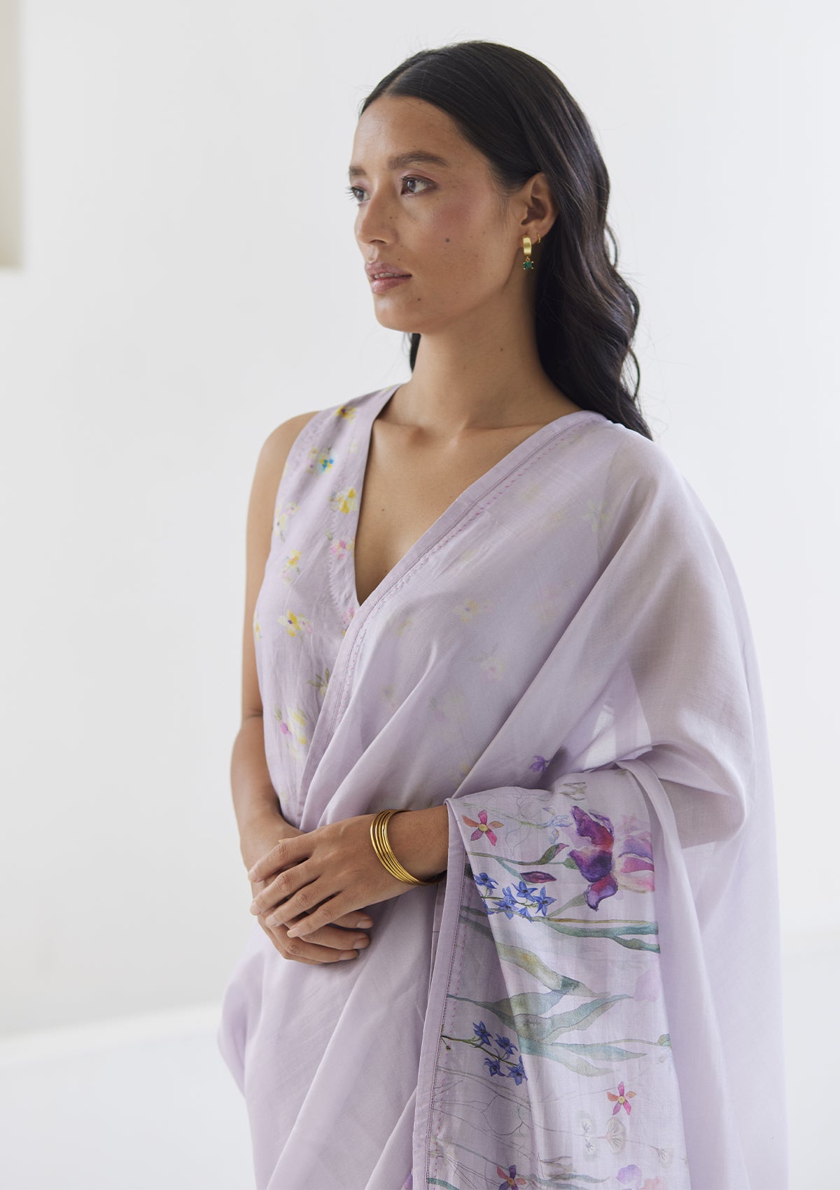 Handloom organza mulberry silk saree in mauve, from Surmaye. Intricate, hand-drawn, iris flower border print. Paired with mauve designer blouse in floral print.