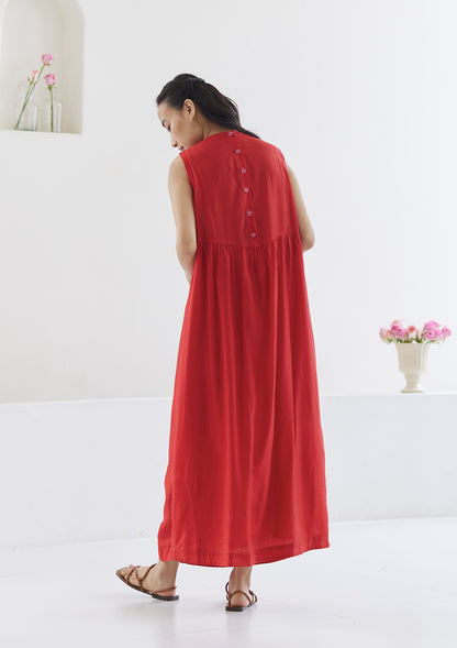 Red silk dress from Surmaye, in handwoven silk modal. Handmade tatted flower buttons on the back yoke.