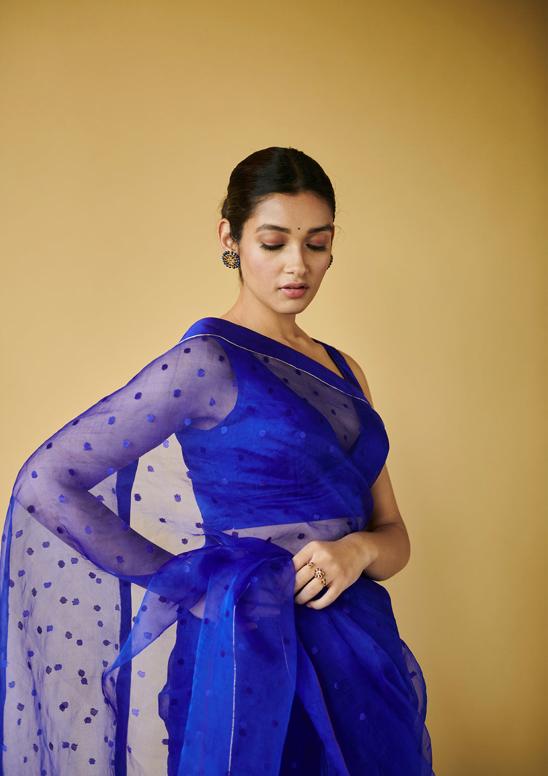 Blue handloom silk organza jamdani saree, from Surmaye. Adorned with all-over jamdani weave dots.