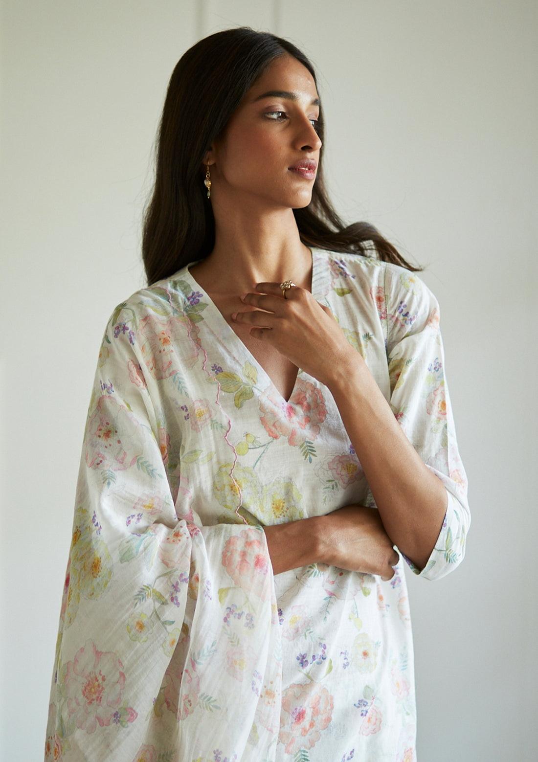 Handwoven sooti chanderi ivory dupatta from Surmaye. Hand-drawn floral print, and embroidered scallop cutwork edges. Paired with ivory kurta set.