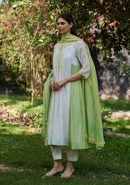Thread &amp; Bloom Ivory Embroidered Kurta Set